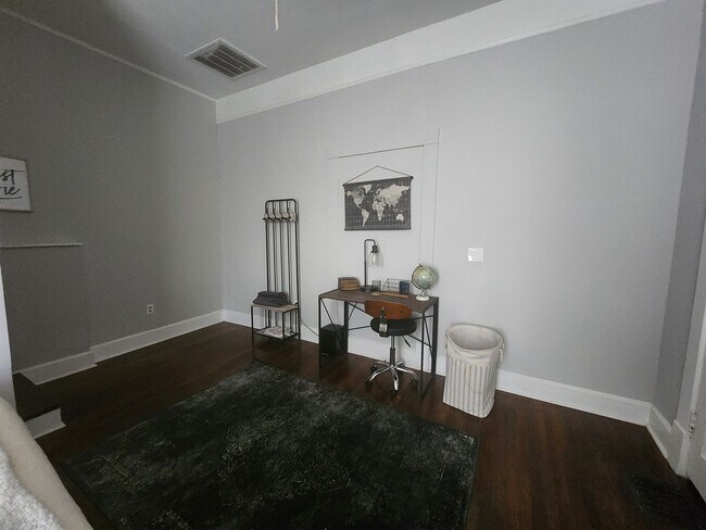 Building Photo - 917 Oakview Ave