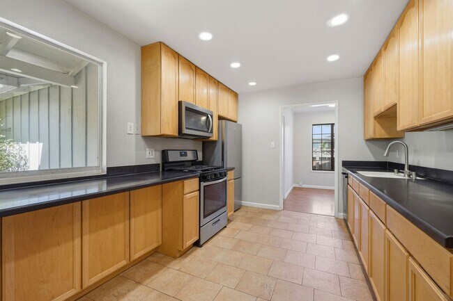 Building Photo - Beautiful Spacious 3-bedroom 1.5-Bath Home in Concord!