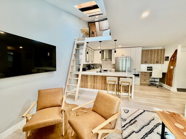 Building Photo - 910 W Hallam St