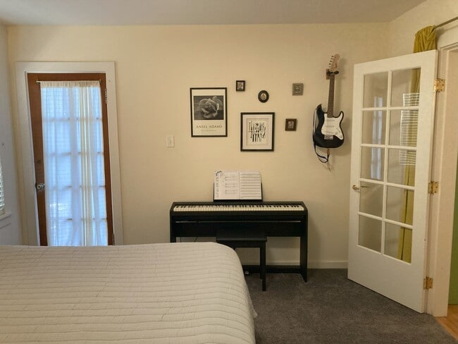 Building Photo - Beautiful Home Walking Distance To Town an...
