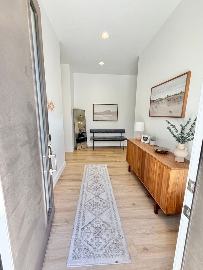 Building Photo - Woodlands Estates Furnished Townhomes