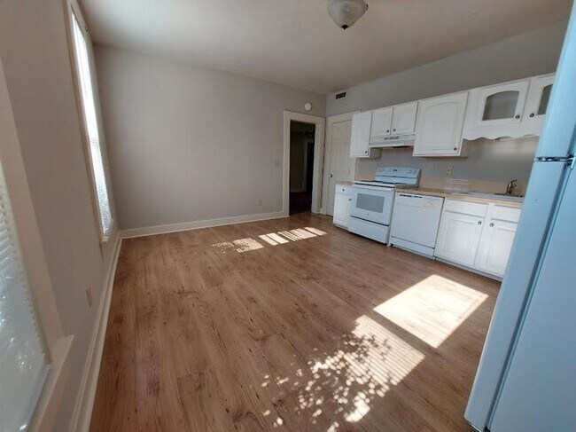 Building Photo - Gorgeous 3 bedroom, 1 bath home south of Haysville