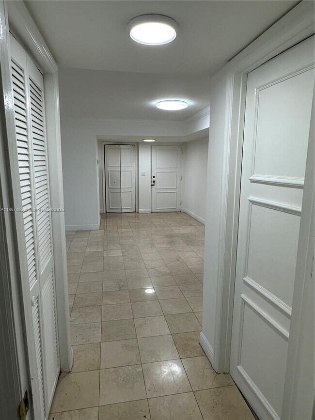 Building Photo - 10000 Bay Harbor Terrace