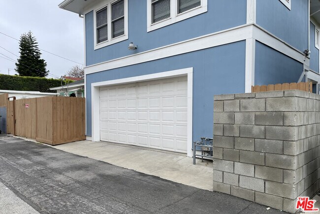 Building Photo - 1328 10th St