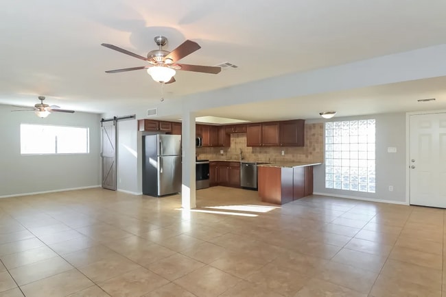 Building Photo - 3038 E Dahlia Dr