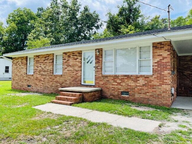 Building Photo - ADORABLE BRICK RANCH IN LAGRANGE *3 BR, 1 BA* NEWLY RENOVATED