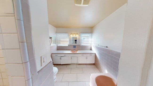 Building Photo - Huge House on Art St!! (Lease out, pending...