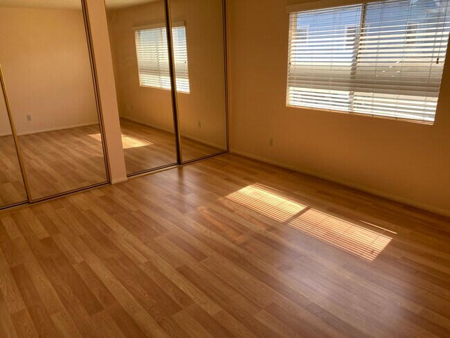 Building Photo - 668 W 19th St