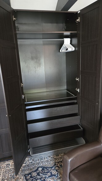 Spacious wardrobe drawers - 10224 Aviary Dr