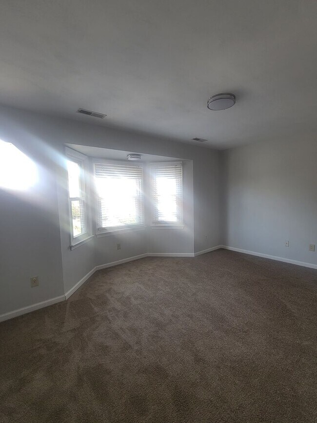 Building Photo - Newly remodelled 3 bedroom 2.5 bath townhouse