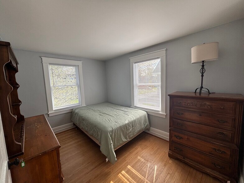 Building Photo - 18 Deland Park a