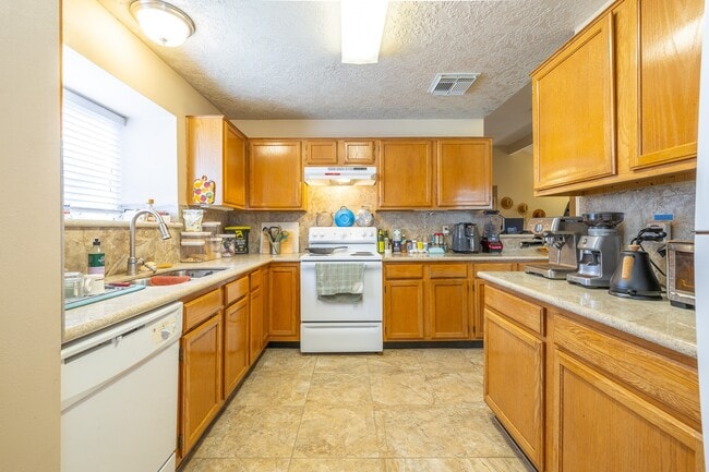Building Photo - 421 Indianmeadow Dr