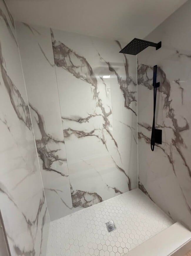 Building Photo - 609 W Race St