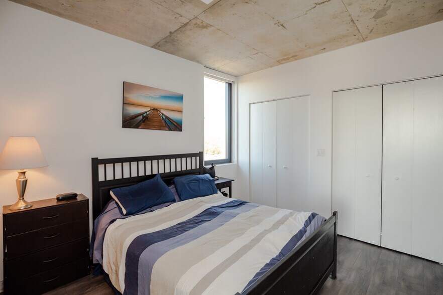 Building Photo - 1714 W Roscoe St