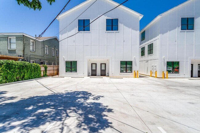 Building Photo - 3255 S University Dr