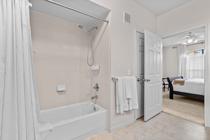 Bathroom - Tub/Shower Combo - 6765 Corporate Blvd