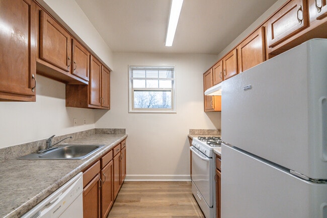 3BR, 1.5BA - 898SF - Maplewood Apartments