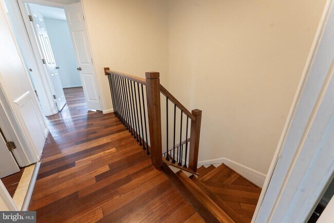 Building Photo - 7426 Rhondda Dr