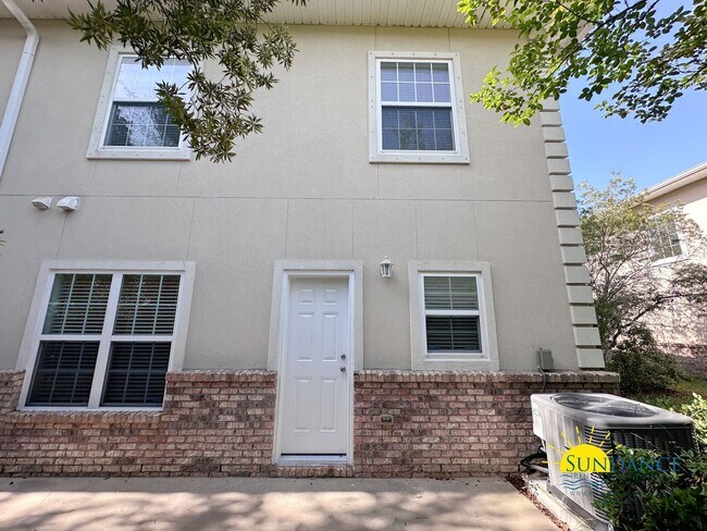 Building Photo - Stunning  3 Bedroom Townhouse in Fort Walton