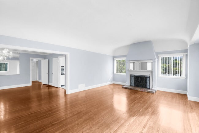 Building Photo - 733 Grosvenor Pl