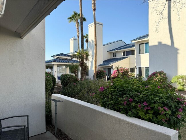 Building Photo - 1800 Club House Dr