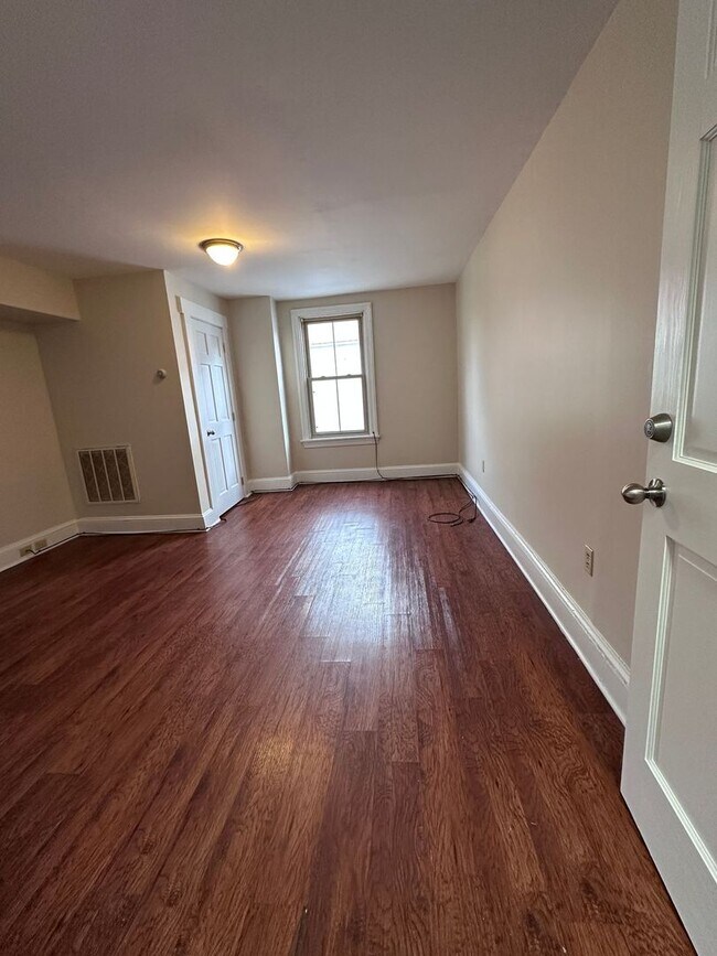 Building Photo - 134 King St