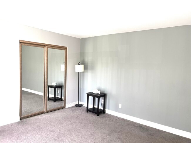 Building Photo - 141 E Riverside Dr