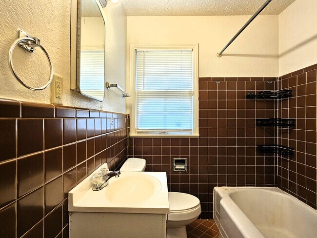 Building Photo - Lovely 2 Bedroom Home With A 1 Car Garage!...