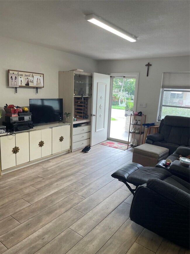 Building Photo - 4401 NW 43rd Ave