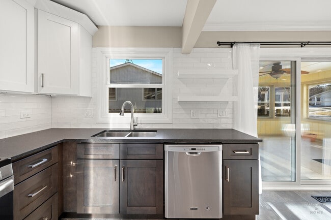 Building Photo - 659 Alida Dr