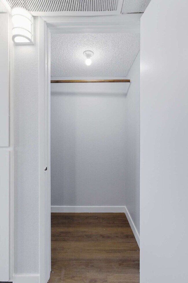 Building Photo - Top-floor studio apartment! Recently renovated with brand new flooring and paint throughout.