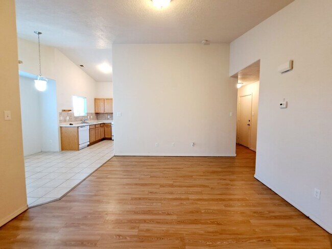 Building Photo - MOVE IN SPECIAL! 1/2 off 2nd months rent! Cute 3 bed, 2 bath home in Huning Ranch
