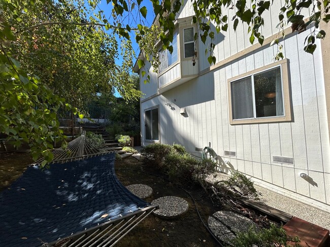 Building Photo - 2 Bed, 2.5 Bath Walnut Creek Home – Peacef...