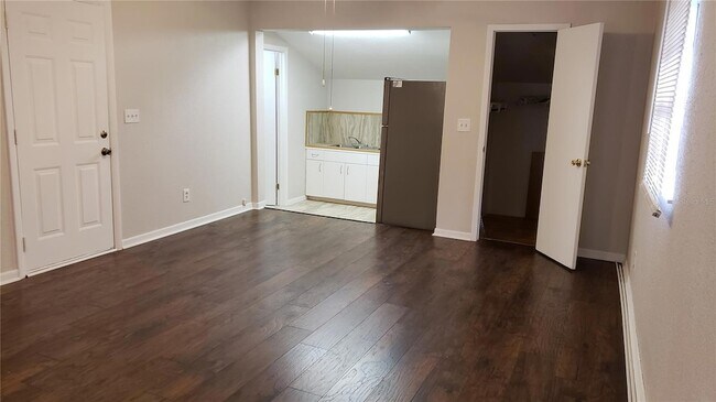 Building Photo - 411 Ave E SE