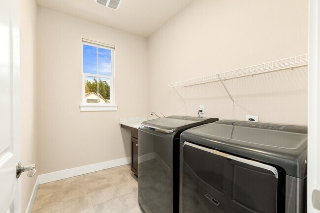 Building Photo - Gorgeous Tons of Upgrades 3 Bedroom Loft &...