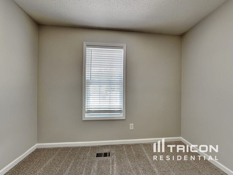 Building Photo - 372 River Trace Dr