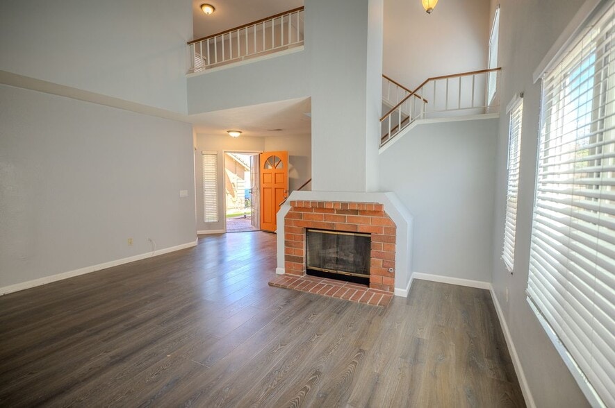 Building Photo - 3099 Oakview Ln