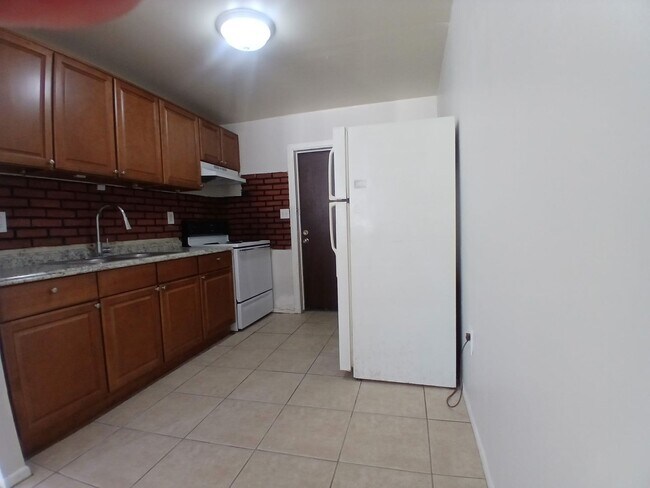 Building Photo - 2/1 units, Multi fam unit in Tampa near local amenities
