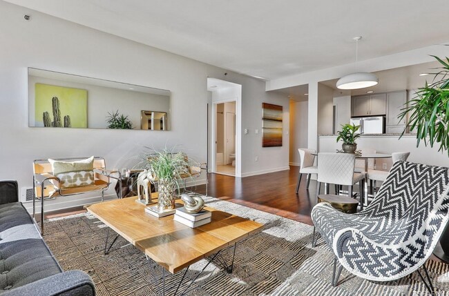 Building Photo - 260 King St