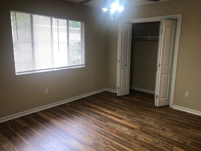 Building Photo - Great location, 2/2 close to UF , Shopping & Dining