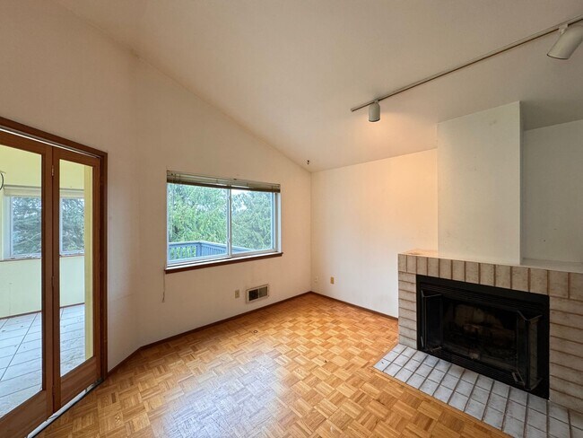 Building Photo - Beautiful Wedgwood Home with Flexible Living + 2nd Kitchen