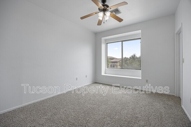 Building Photo - 7585 E Picket Fence Ln