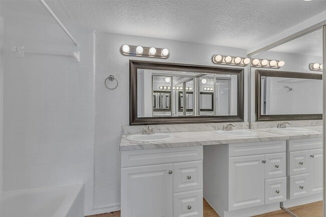 Building Photo - 6044 Stoneybrook Dr