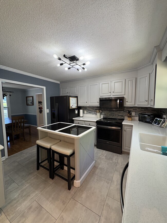 Building Photo - 321 N Valley View Dr