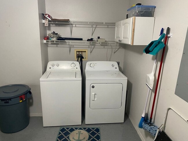 Building Photo - ANNUAL Lease – Turnkey 2+2 Patio Villa in the Desirable Village of Bonnybrook