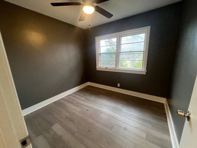 Building Photo - 4 Bedroom 2.5 Bathroom Home