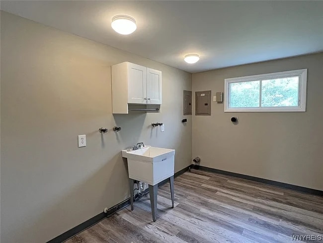 Laundry and Sink - 198 Garden Pky