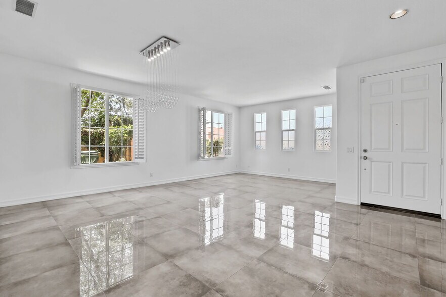 Smooth ceilings, neutral palette! - 5142 Pearce Dr