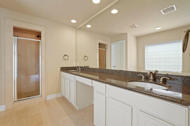 Building Photo - 2615 Cheshire Oaks Dr