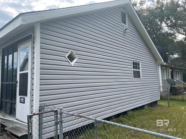 Building Photo - 3 Bedroom 1 Bathroom House in Mobile